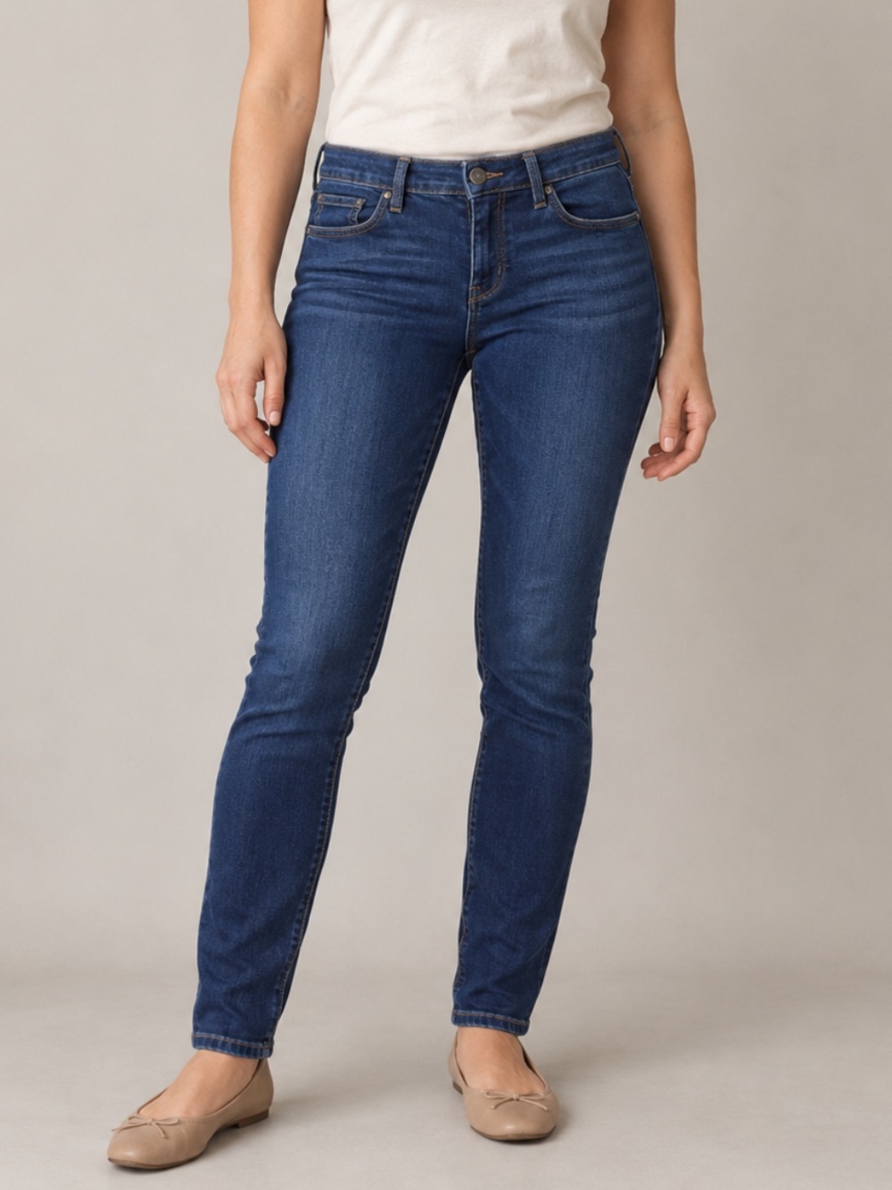 American Eagle Mid‑Rise Jeans – Size 8 | Clean‑Girl Casual | Everyday Denim